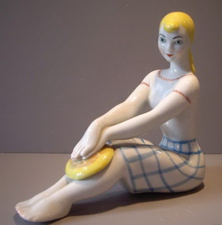 Escultura em porcelana da Baranivka de rapariga com o pão "Lavash" do tempo da URSS